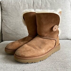 UGG Bailey Button boots - size 8